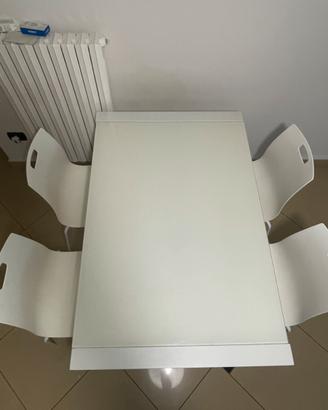 Tavolo da cucina con  sedie