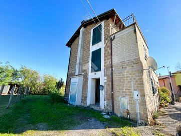 CASA SEMINDIPENDENTE A VETRALLA