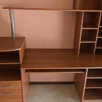 Scrivania con libreria integrata