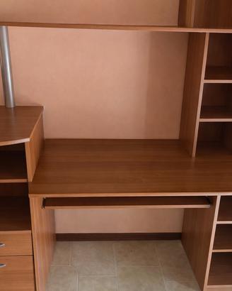 Scrivania con libreria integrata