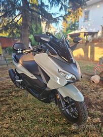 Honda Forza 350 (2025) - Pari al nuovo - Full acc.