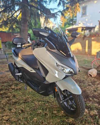 Honda Forza 350 (2025) - Pari al nuovo - Full acc.