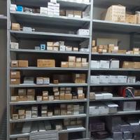 scaffali robusti con montanti