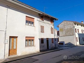 Casa accostata con posto auto in posizione tran...