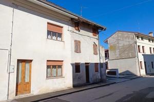 Casa accostata con posto auto in posizione tran...