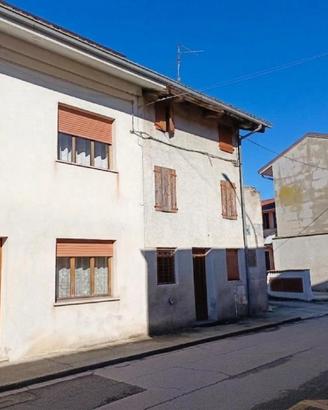 Casa accostata con posto auto in posizione tran...