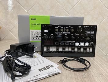 Korg Volca Kick con alimentatore.
