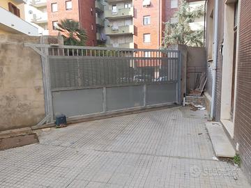 Posto auto coperto in cortile condominiale