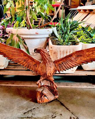 Aquila in legno