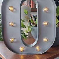 Lettera O luminosa in metallo grigio stile vintage