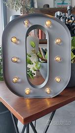 Lettera O luminosa in metallo grigio stile vintage