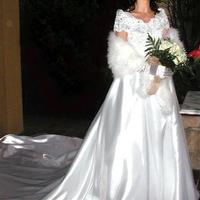 Per matrimonio: abito bianco, velo e strascico