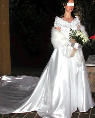 Per matrimonio: abito bianco, velo e strascico