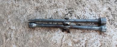 Vecchia chiave a croce per ruote auto pieghevole