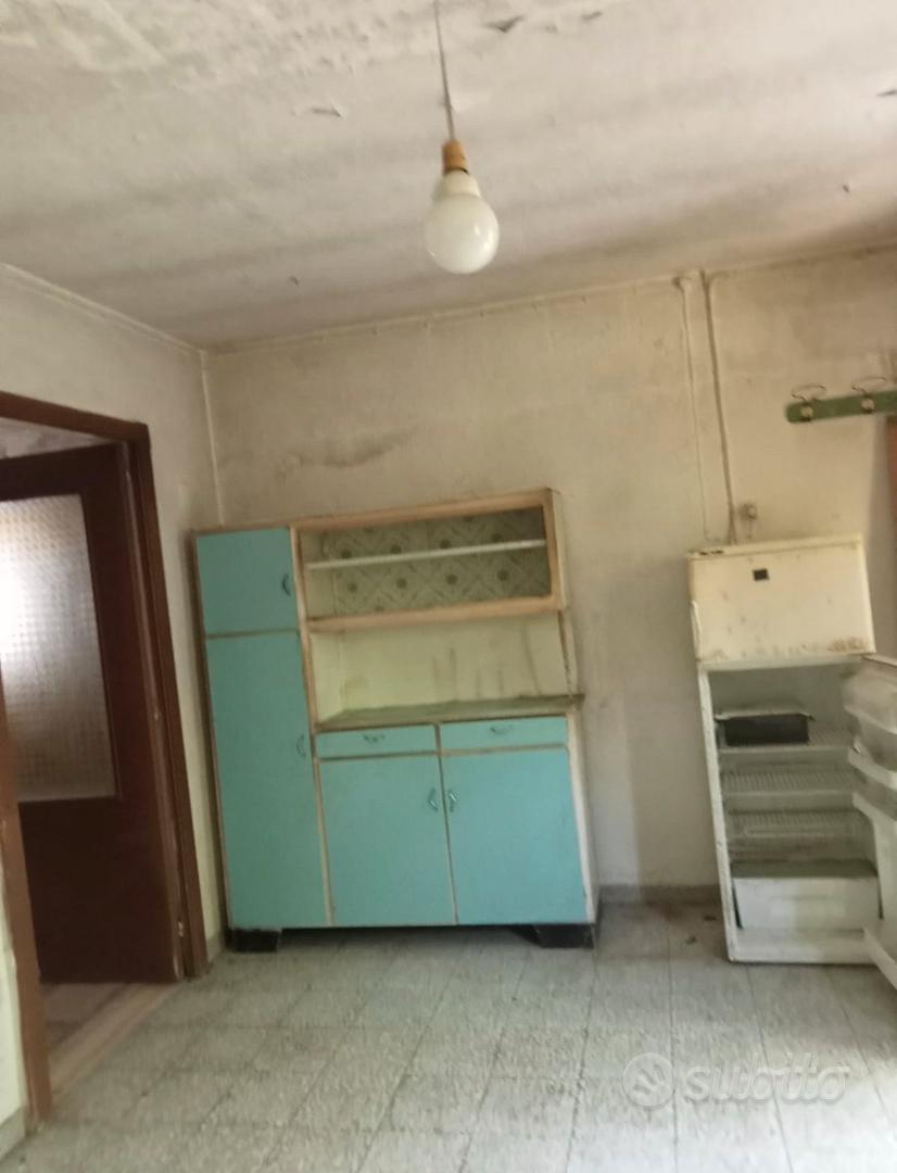 Proprietà con casolare e ampio terreno - Vista 3