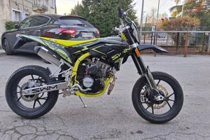 MOTARD SWM SM 125 R**MOT. BIALBERO