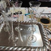 bicchieri in cristallo e vassoio