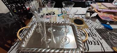 bicchieri in cristallo e vassoio