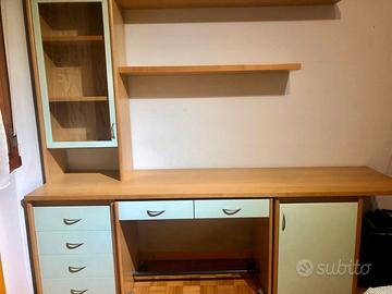 Scrivania a parete con colonna vetrina
