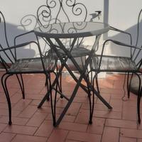 Tavolo e sedie da giardino