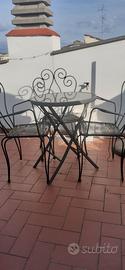 Tavolo e sedie da giardino