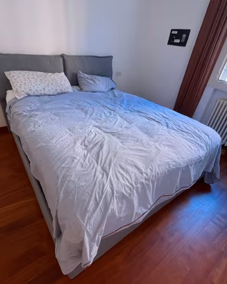 Letto matrimoniale con vano contenitore