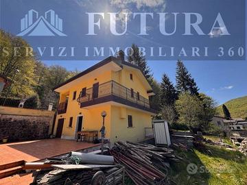 Casa indipendente di 250 m² con più di 5 locali a 