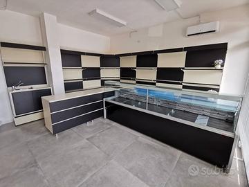 Banco frigo, macchinari e arredi negozio