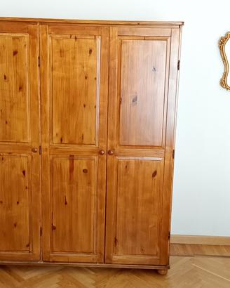 ARMADIO IN LEGNO TRE ANTE