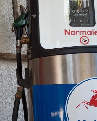 distributore pompa benzina Mobil anni 60 