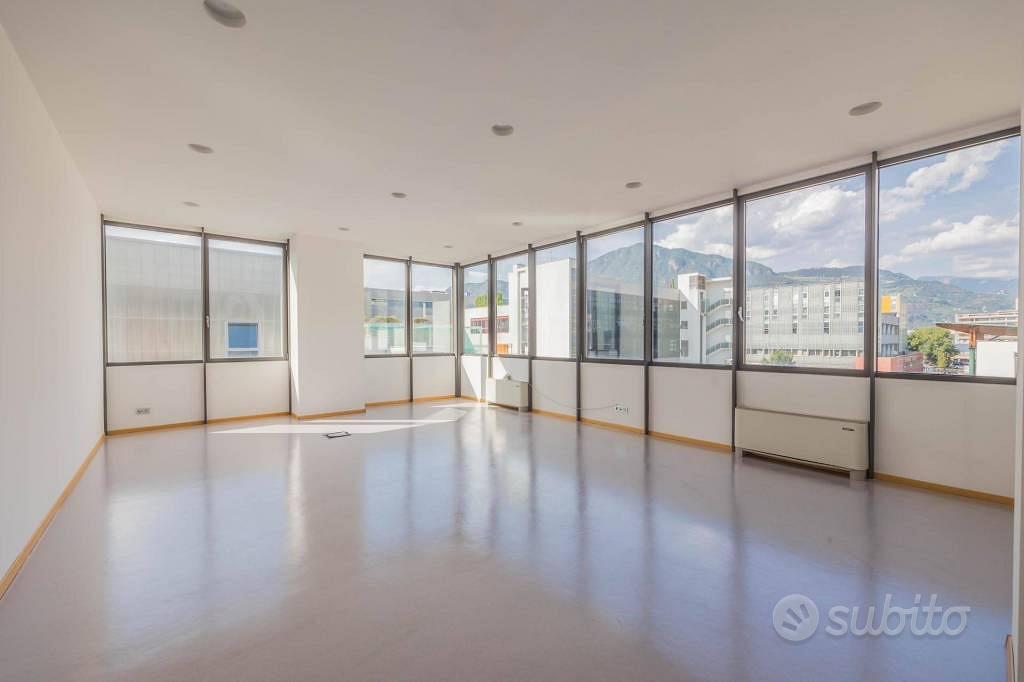 Immobile di 637 m² con più di 5 locali a Bolzano