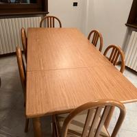 Tavolo con sei sedie