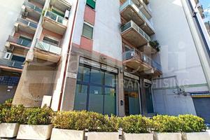 Via La Farina, locale di ampia metratura