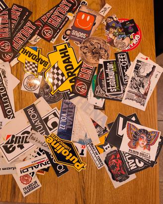 lotto di adesivi vari tenuti come collezione 