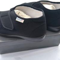 Varomed genua  pantofola unisex in nero, tag