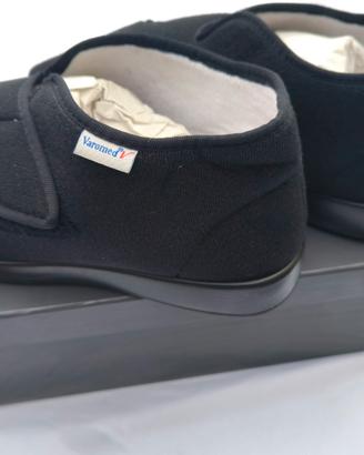 Varomed genua  pantofola unisex in nero, tag