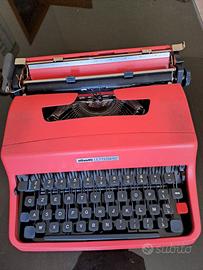 Macchina da scrivere olivetti lettera 62 rossa