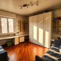 Camera completa di armadiatura mensole e 2 letti