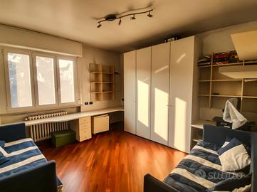 Camera completa di armadiatura mensole e 2 letti