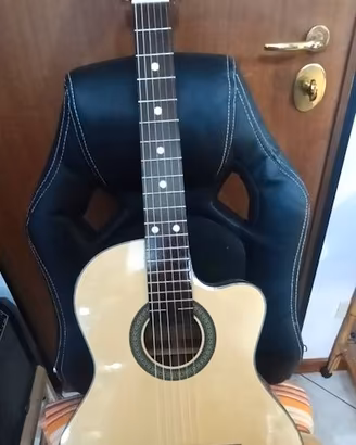 Chitarra classica elettrificata