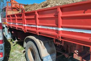 autocarro 145/17 con gru