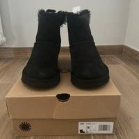 Stivaletto nero. UGG.