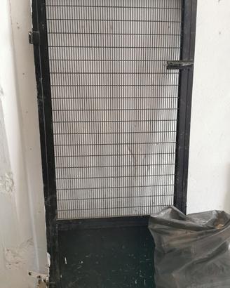 Porta in ferro da garage o legnaia