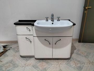 Mobile bagno con specchio accessoriato