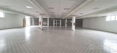 Cavaria - Ampio locale commerciale di 400 mq con p