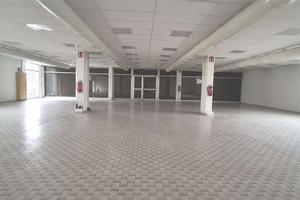 Cavaria - Ampio locale commerciale di 400 mq con p