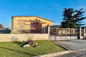 Capannone COMMERCIALE 720 mq + Area 1000 mq