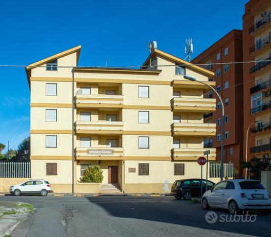 Ampia struttura terra-cielo con giardino e garage