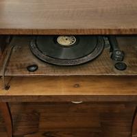 Mobile antico a scomparsa completo di giradischi