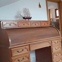 Scrivania a serrandina in legno intarsiato 